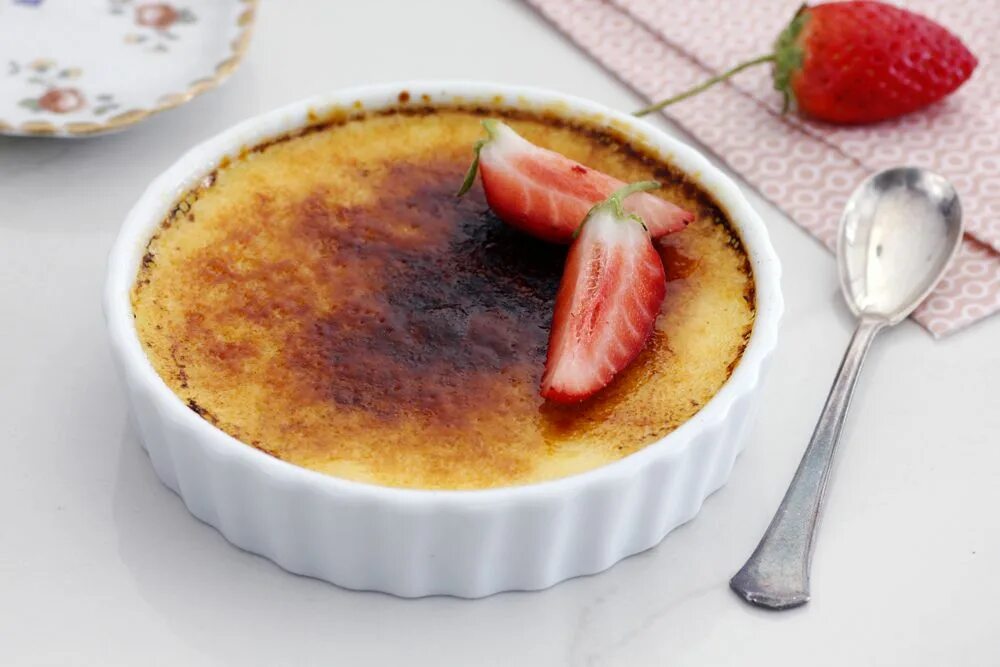 Creme brulee cookie. Кофе крем-брюле. Creme brulee color. Крем брюле рецепт. Creme brulee cookie.