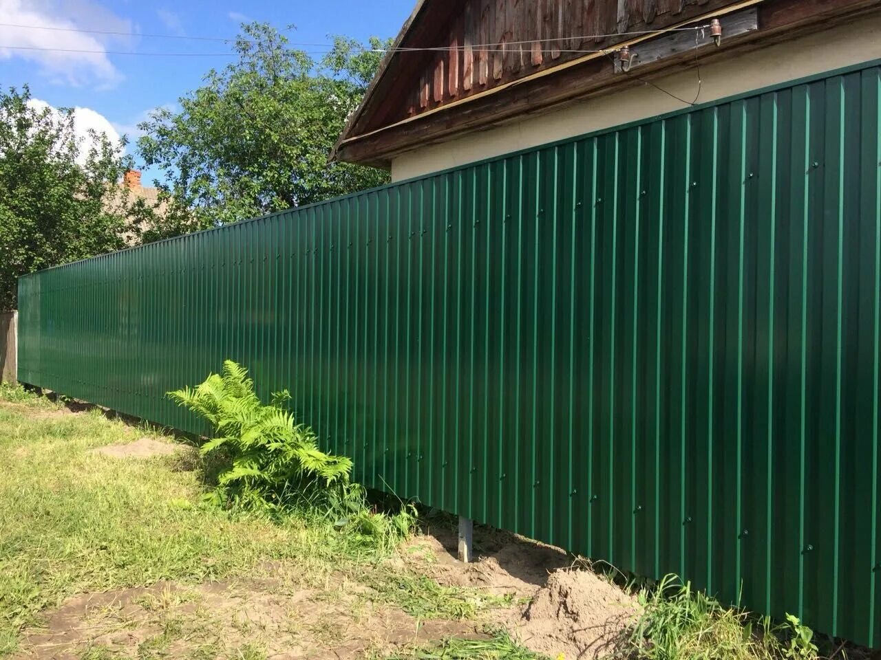 Установка забора из металлопрофиля. Забор из металлопрофиля технология монтажа. Забор из профиля металлического. Ворота для забора из профнастила. Забор из профнастила.