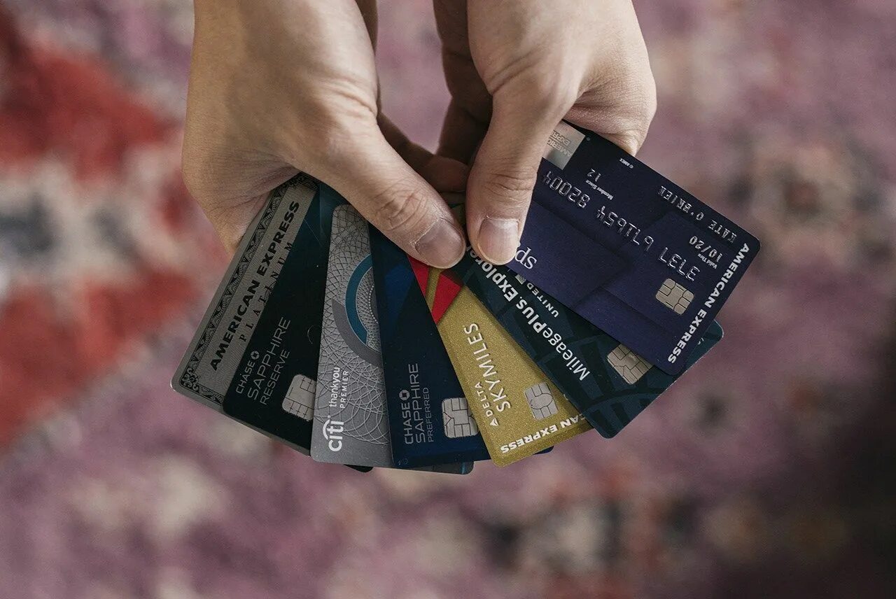 Кредитные карты новых банков. Кредитная карта. Фон для кредитной карты. Кредитная карта в руке. Кредитная карта фотосток.