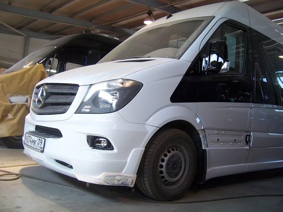 Авито россия мерседес спринтер бу. Mercedes Sprinter 2 обвес. Спринтер 906 перекрасили. Бампер 906 Спринтер бус Моторс. Доработки Мерседес Спринтер Классик.