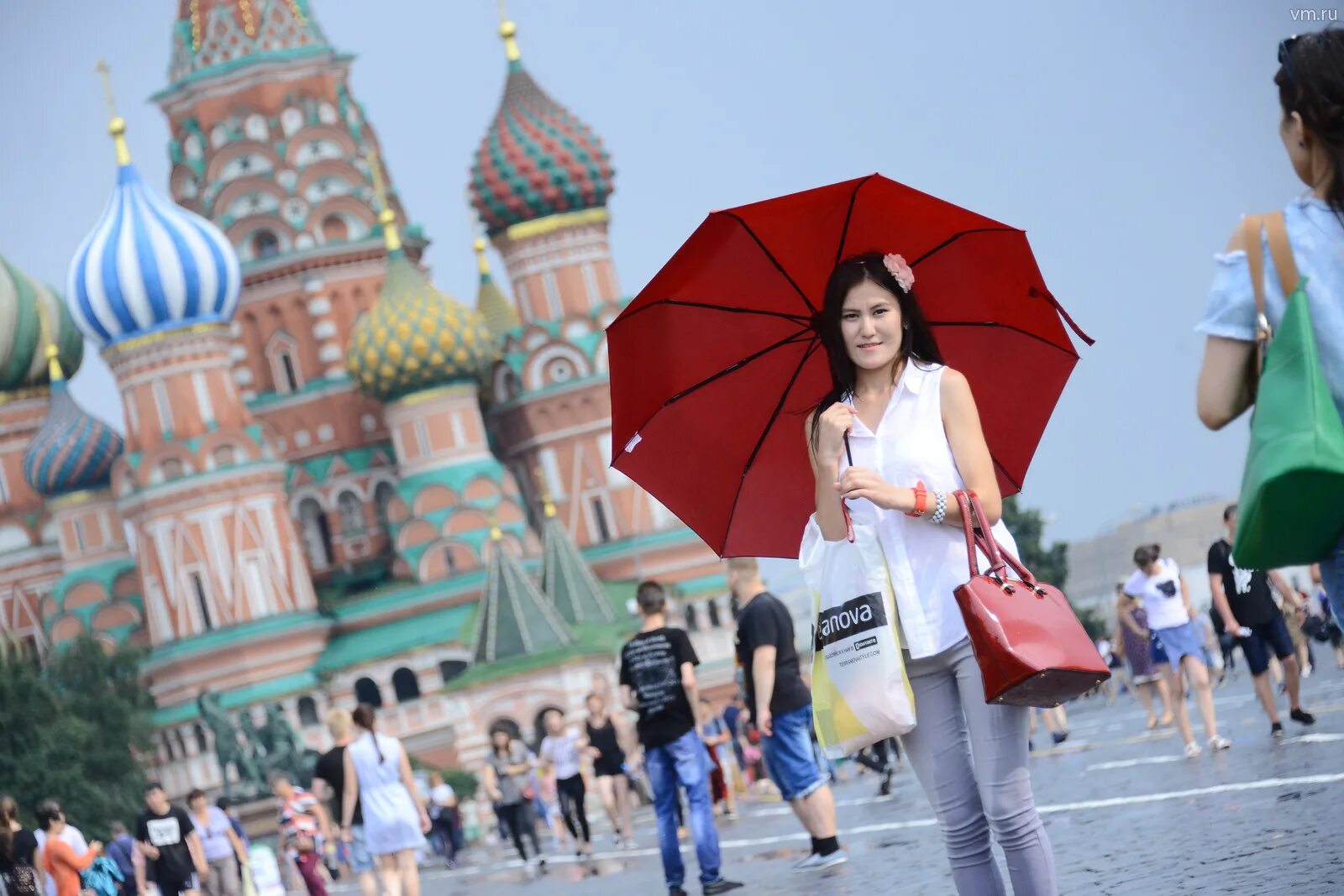 Город иностранец. Туристы в городе. Туризм в россии. Туристы на красной площади. Туристы в россии.