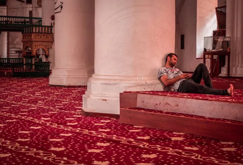 Спать в мечети. Спать в мечети. Мирские разговоры в мечети. Мусульмане поклоняются. Спать в мечети.