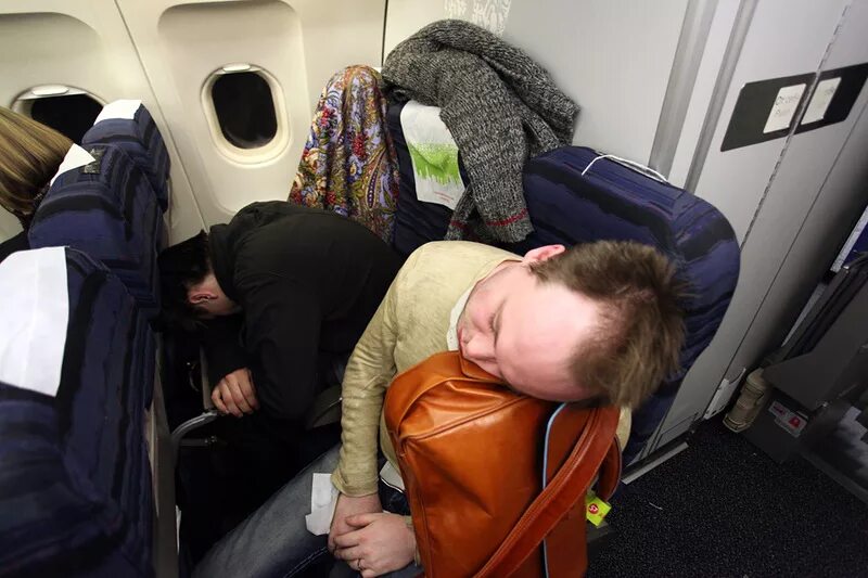 Высокие люди в самолете. Спящие пассажиры в самолете. Самолет с пассажиром. Смешные пассажиры в самолете.