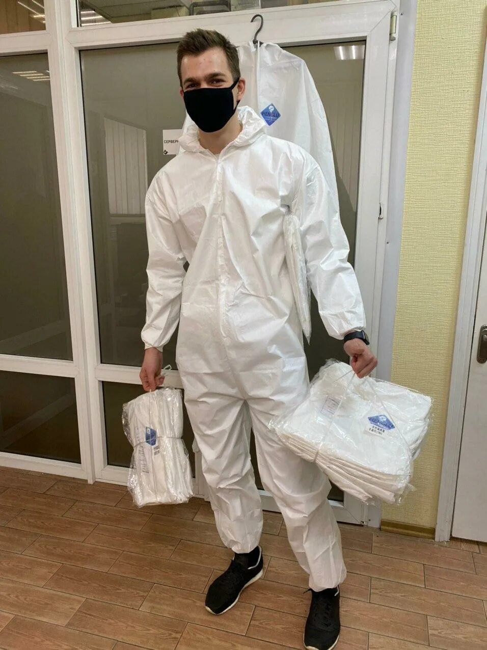 Комбинезон противочумный одноразовый. Костюм химзащиты л-2. Комбинезон химзащиты. Костюм био. Защитный костюм.