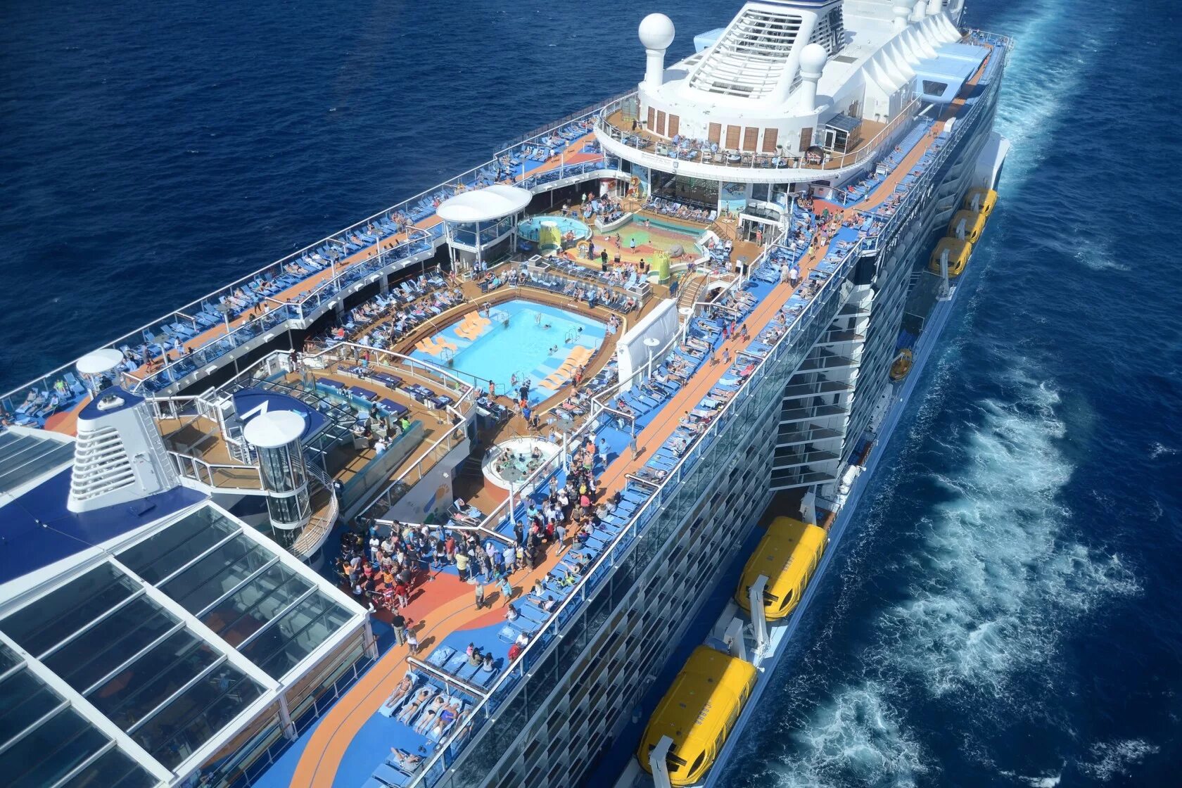 Rage of the seas. Лайнер Оазис морей. Оазис морей 2 круизный лайнер. Лайнер MSC World Europa. Корабль Quantum of the Seas.