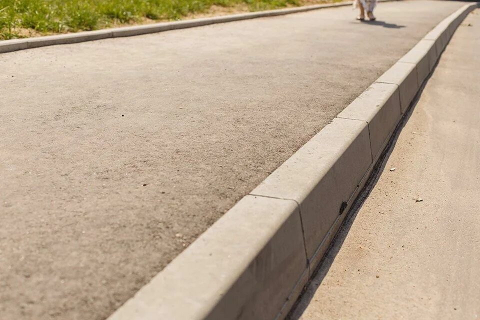 Тротуар у дороги. Тротуар из кирпича. Дорога из брусчатки. Тратуары люберцы. Тротуар в америке.