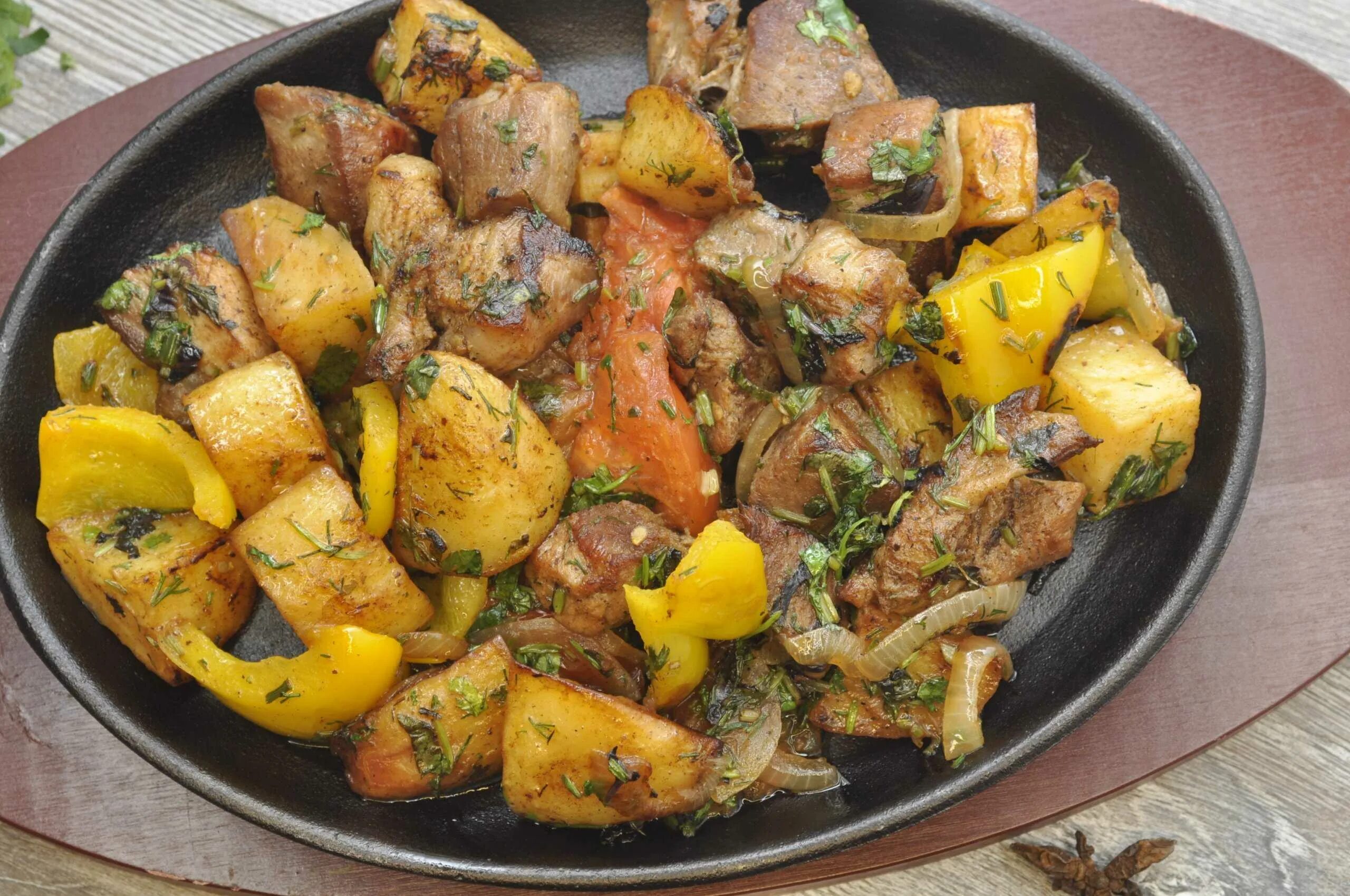 Картофель со свининой кастрюле