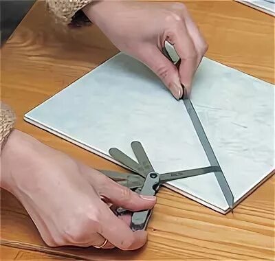 Укладка плитки. Чем отмеряют плитку. Инструмент для разметки отверстий в металле. Уровень для укладки плитки на пол. Замерить плитку.