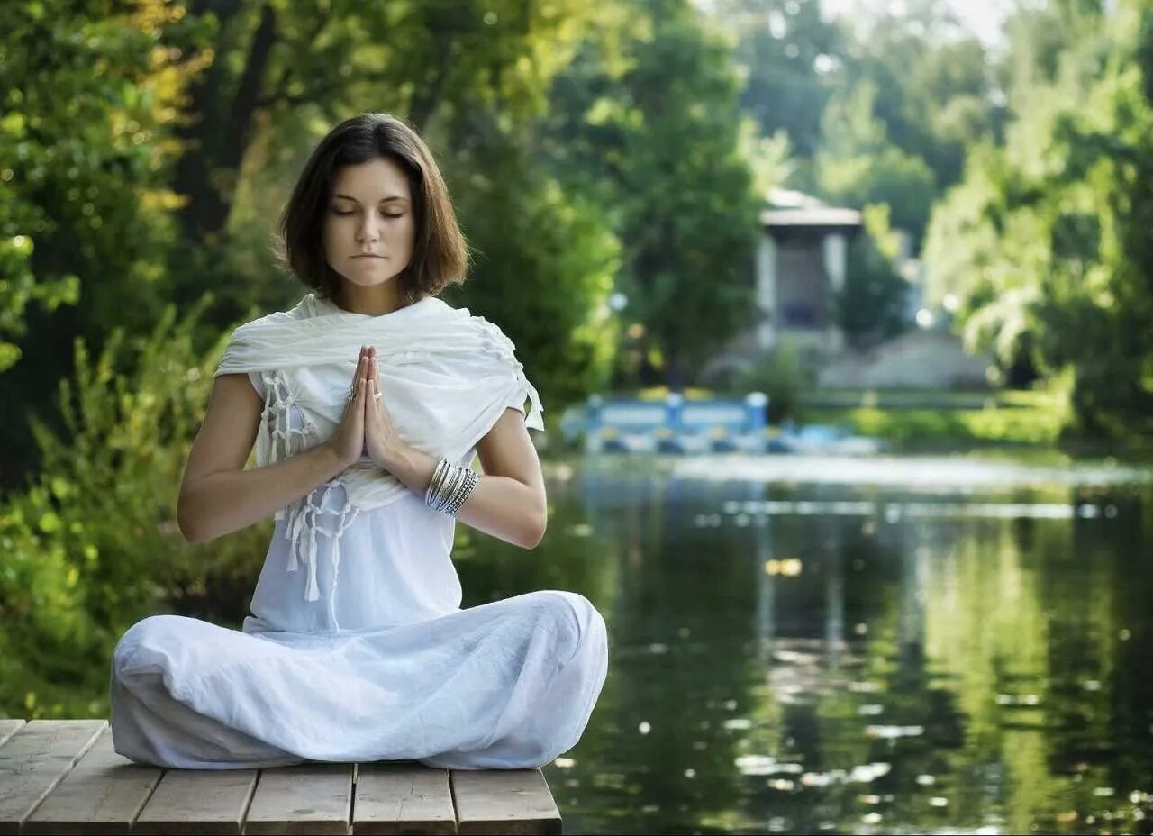 Духовно счастливый человек. Девушка медитирует. Медитация. Женщина медитация. Спокойствие и умиротворение.