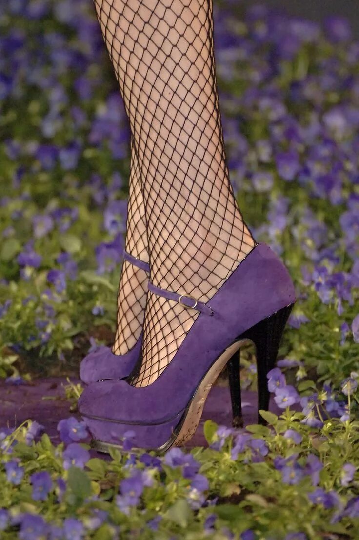 Почему нога фиолетовая. Mary Jane туфли Лавандовые. Фиолетовые туфли. Сиреневые туфли. Туфли женские фиолетовые.