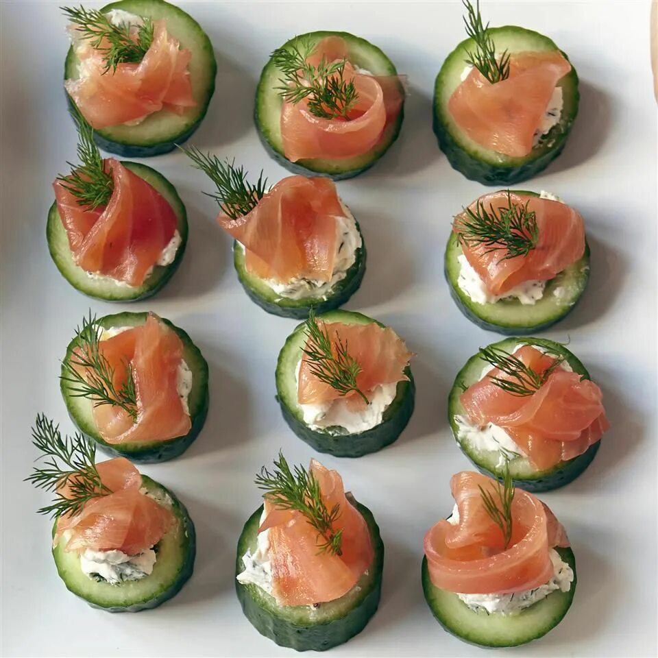 Красная рыба с огурцом на стол. Закуски. канапе с красной рыбой. бутерброды для фуршета. закуска с огурцом.
