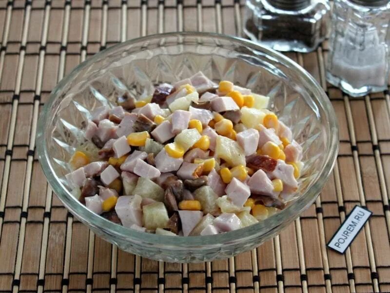 Салат с копчёной курицей и ананасами. Салат с копчёной грудкой и ананасом. Салат ананасовый с копченой курицей. Салат с ананасом и курицей копченой и кукурузой
