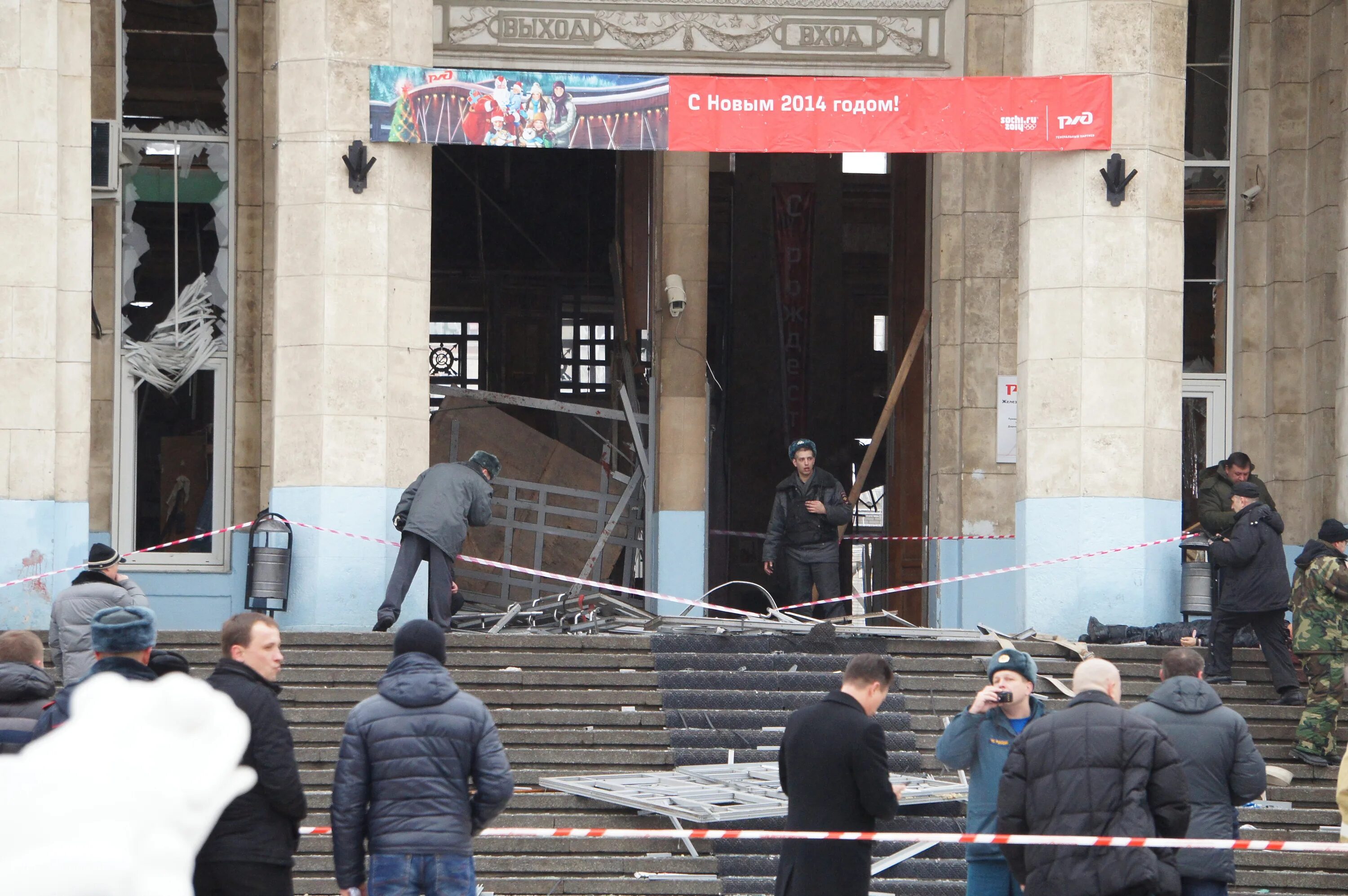 Новости где теракт. Взрыв в Волгограде на вокзале 29.12.2013. Теракт в Волгограде 2013 вокзал. 29 Декабря 2013 — взрыв на Железнодорожном вокзале в Волгограде.. Теракт на ЖД вокзале в Волгограде.