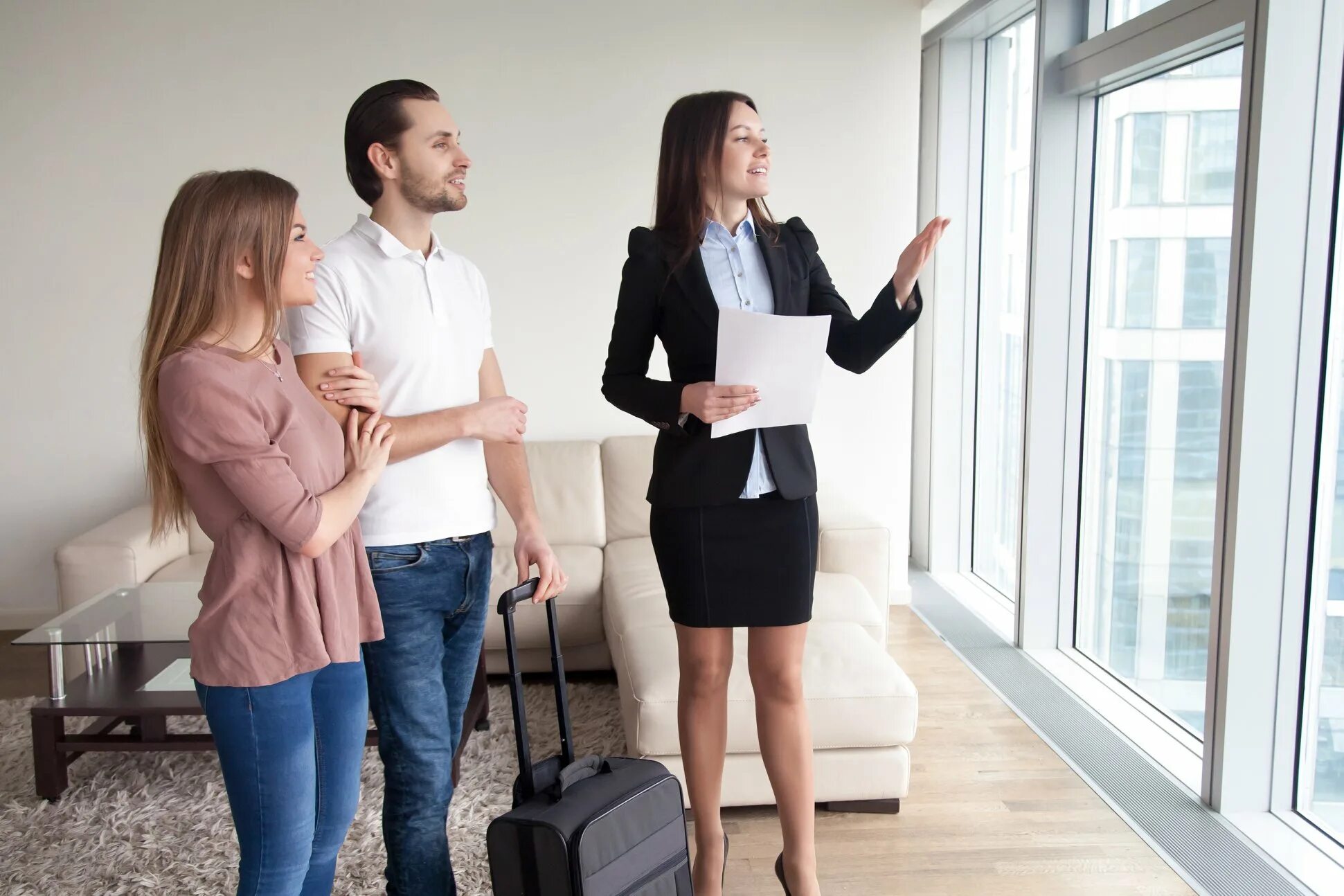 Риэлтор. Показ квартиры. Фотосессия риелтора в квартире. Покупатель квартиры. Специалист по недвижимости.