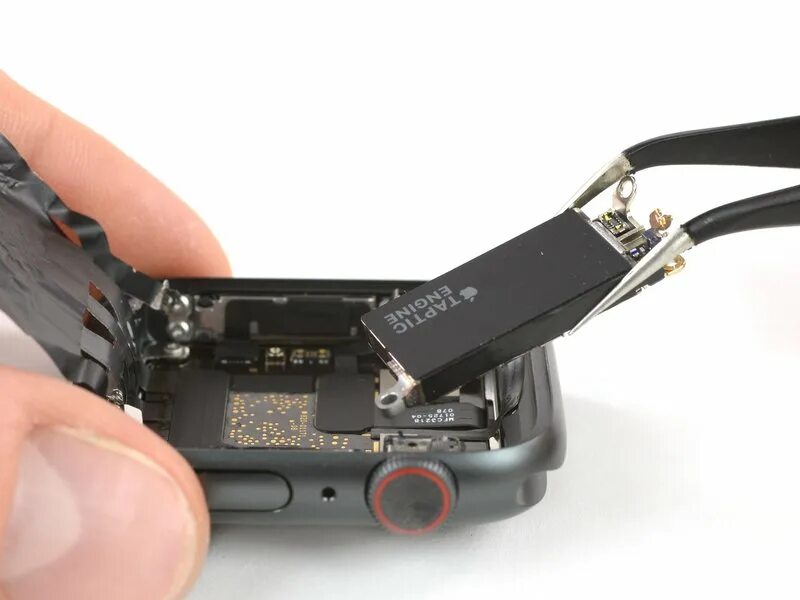 Как проверить аккумулятор apple watch. Taptic engine watch series 3. apple taptic engine. apple watch series 4 замена акб. taptic engine в разборе.