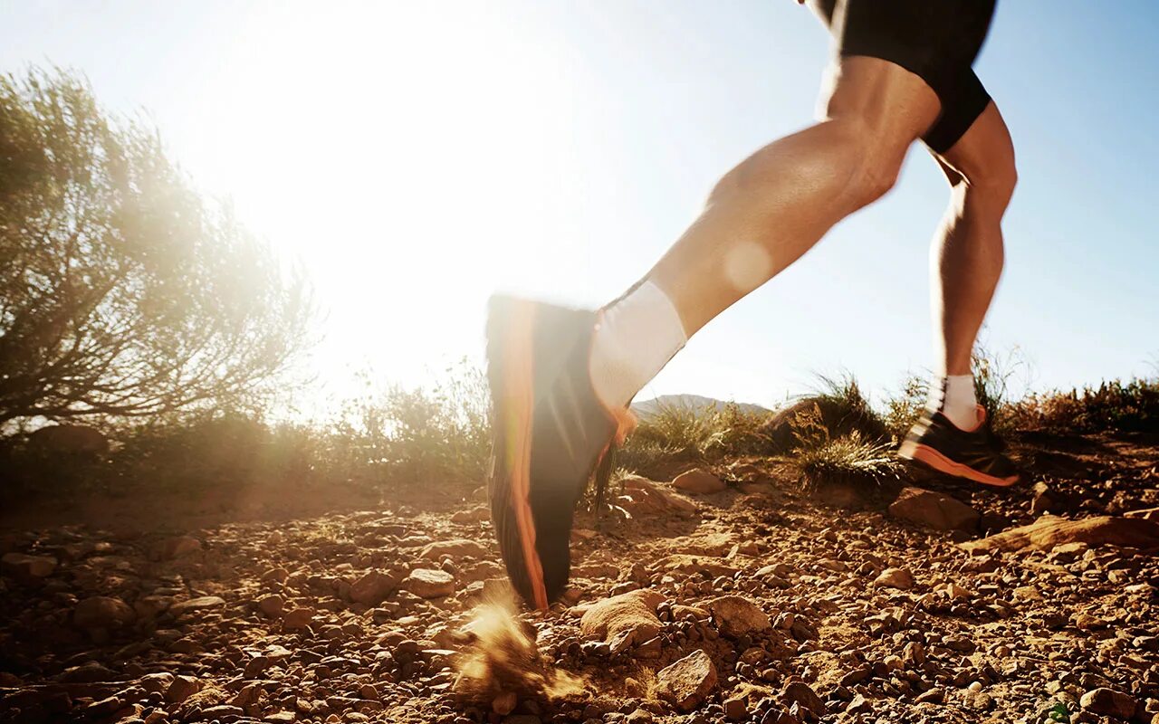 человеку жарко. спорт в жару. презентация на тему бег в жаркую погоду. бег в жару. мужчина бежит.