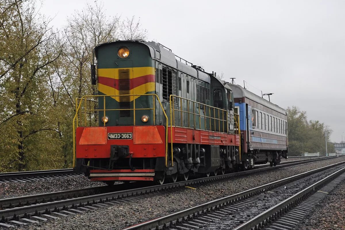 канадская тихоокеанская железная дорога. грузовой поезд вл80с 114. м62 с двумя вагонами. 2тэ10у-0083. сборный поезд.