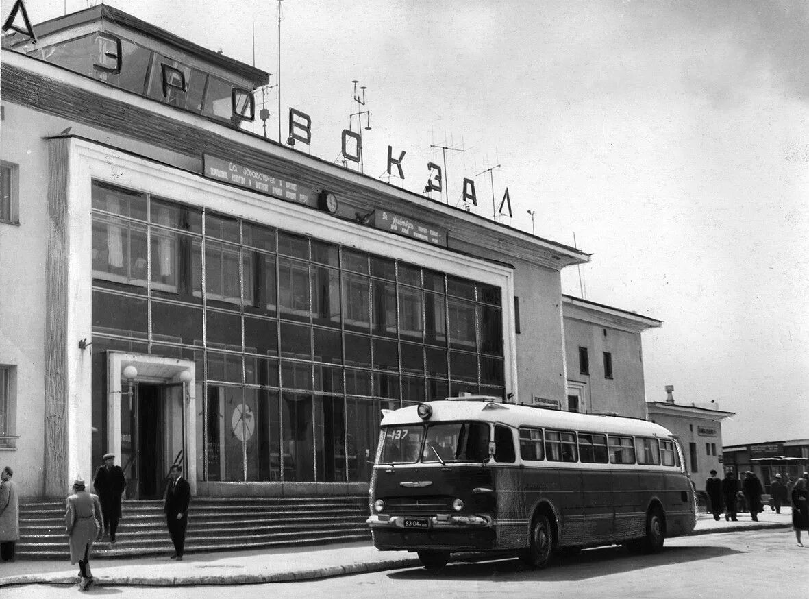 Автовокзал куйбышев. Куйбышевский аэропорт Курумоч. Старый аэропорт Курумоч. Аэропорт Куйбышев Самара. Старое здание аэропорта Самара.