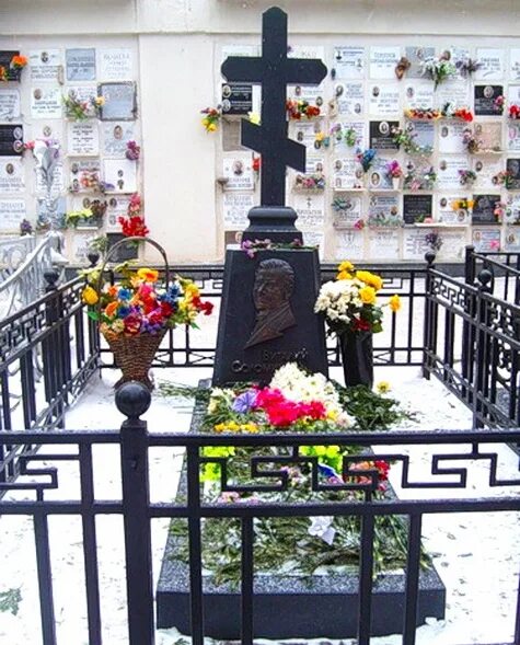 могила виталия соломина на ваганьковском кладбище. могила виталия соломина на ваганьковском кладбище. где похоронили виталия соломина. могила виталия соломина. могила виталия соломина похороны.