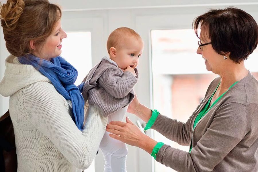 объятия детей инвалидов с детьми. помощь материнству. поддержка материнства плака. послеродовая депрессия. родители вмешиваются в воспитание внуков.