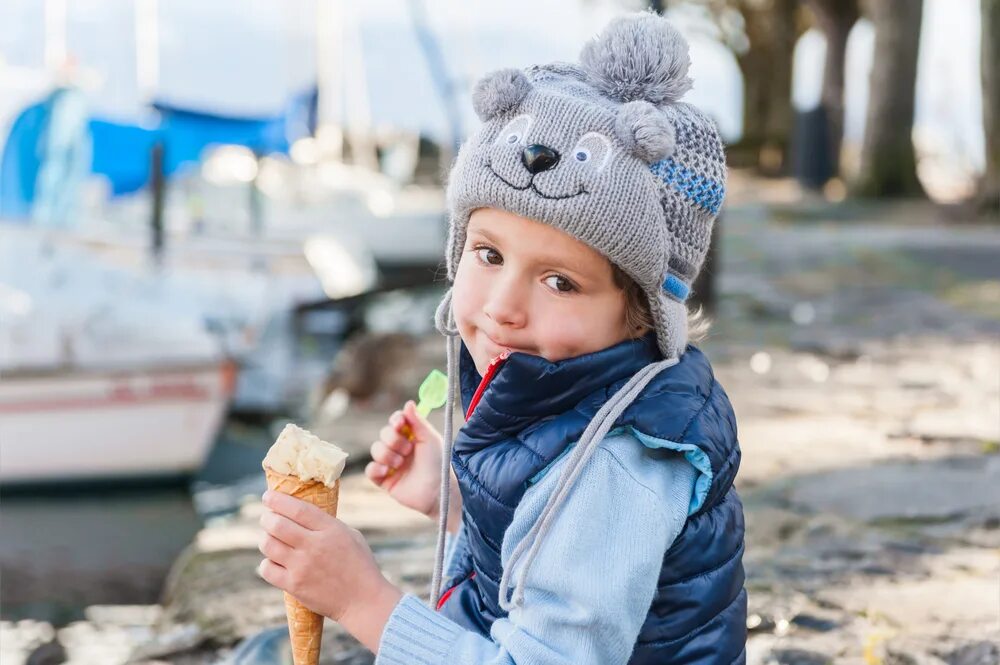 Мороженое при простуде. Дети зимой с мороженым. Мороженое зима. Мальчик ест мороженое зимой. Дети едят мороженое зимой.