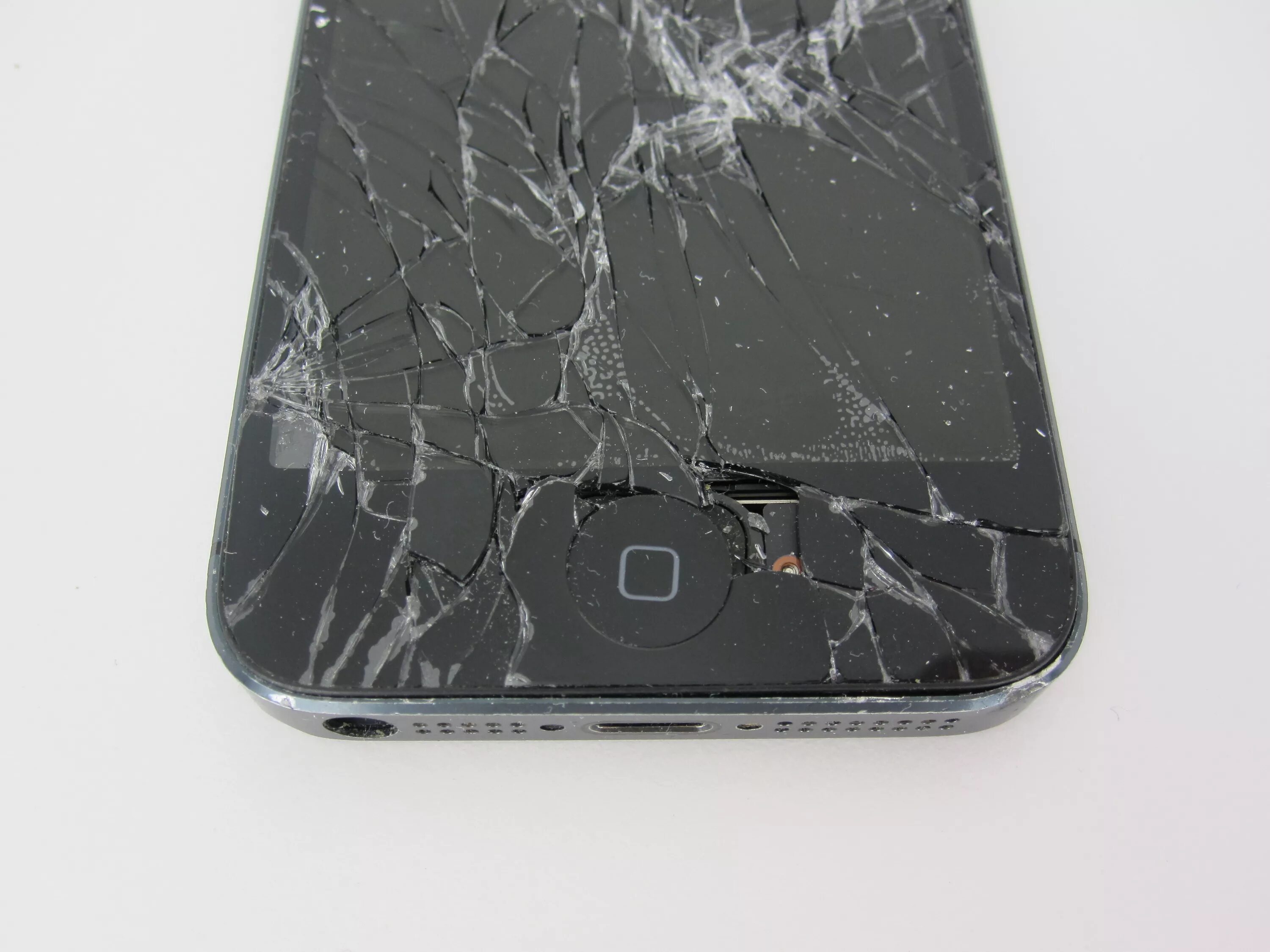 Ремонт разбитого телефона. Iphone 5 разбитый. Сломанный айфон 5s. Разбитые айфоны 5 с. Разбитый iphone 2g Gold.