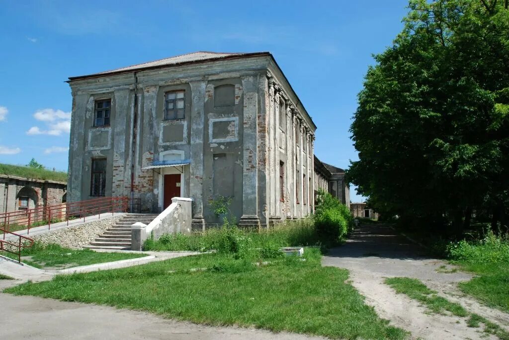 Бродский замок броды. Бродовский замок львовская область. Жили в бродах. Бродский замок броды. Синагога в бродах.