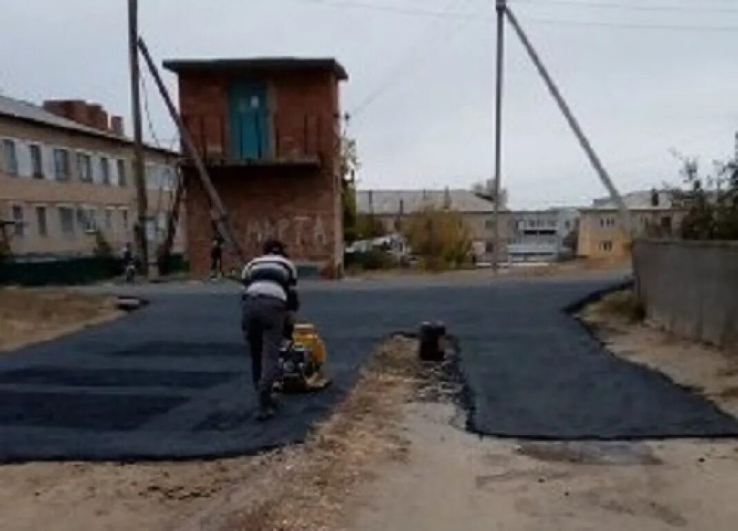 Грязный асфальт. Грязь на асфальте. Асфальт Челябинск. Дорога в поселке.