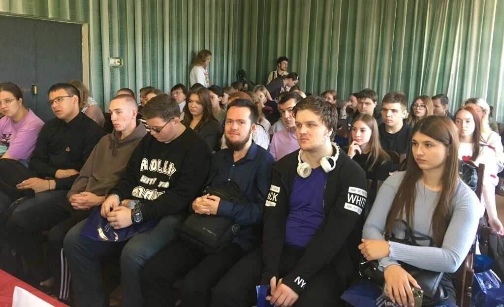 адаптированное дело. трудовой коллектив. руководитель с подчиненными. адаптированное дело. аутсорсинг.