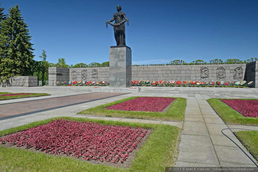 мемориальный комплекс на пискаревском кладбище. пискаревский монумент. мемориальный комплекс на пискаревском кладбище в с-петербурге. пискарёвское кладбище в ленинграде. мемориал на пискаревском кладбище.