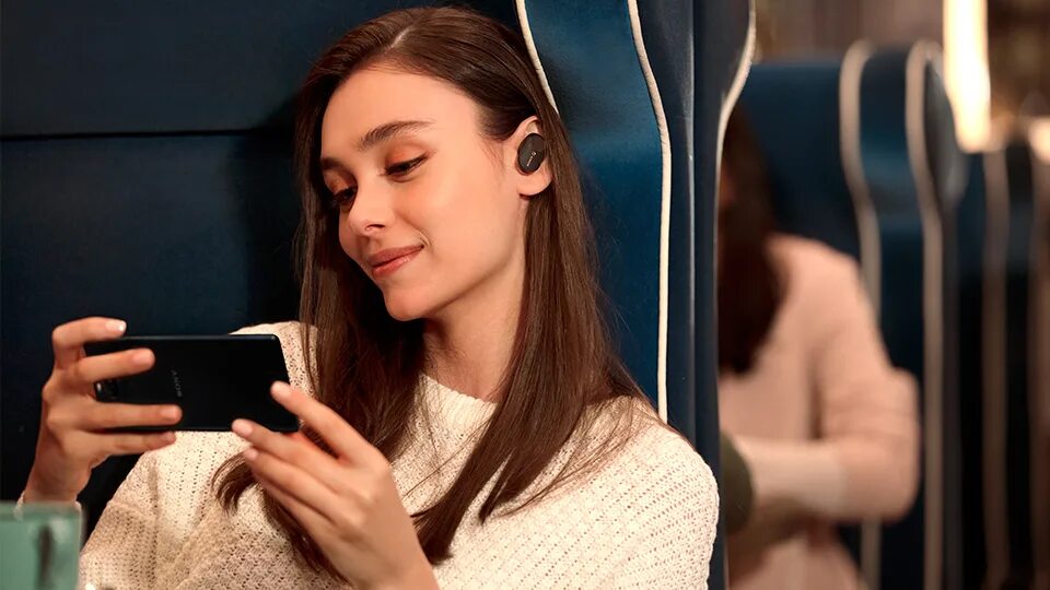 Можно спать в беспроводных наушниках. Беспроводные наушники sony wf-1000xm3. человек в беспроводных наушниках. девушка в беспроводных наушниках. девушка с беспроводной гарнитурой.