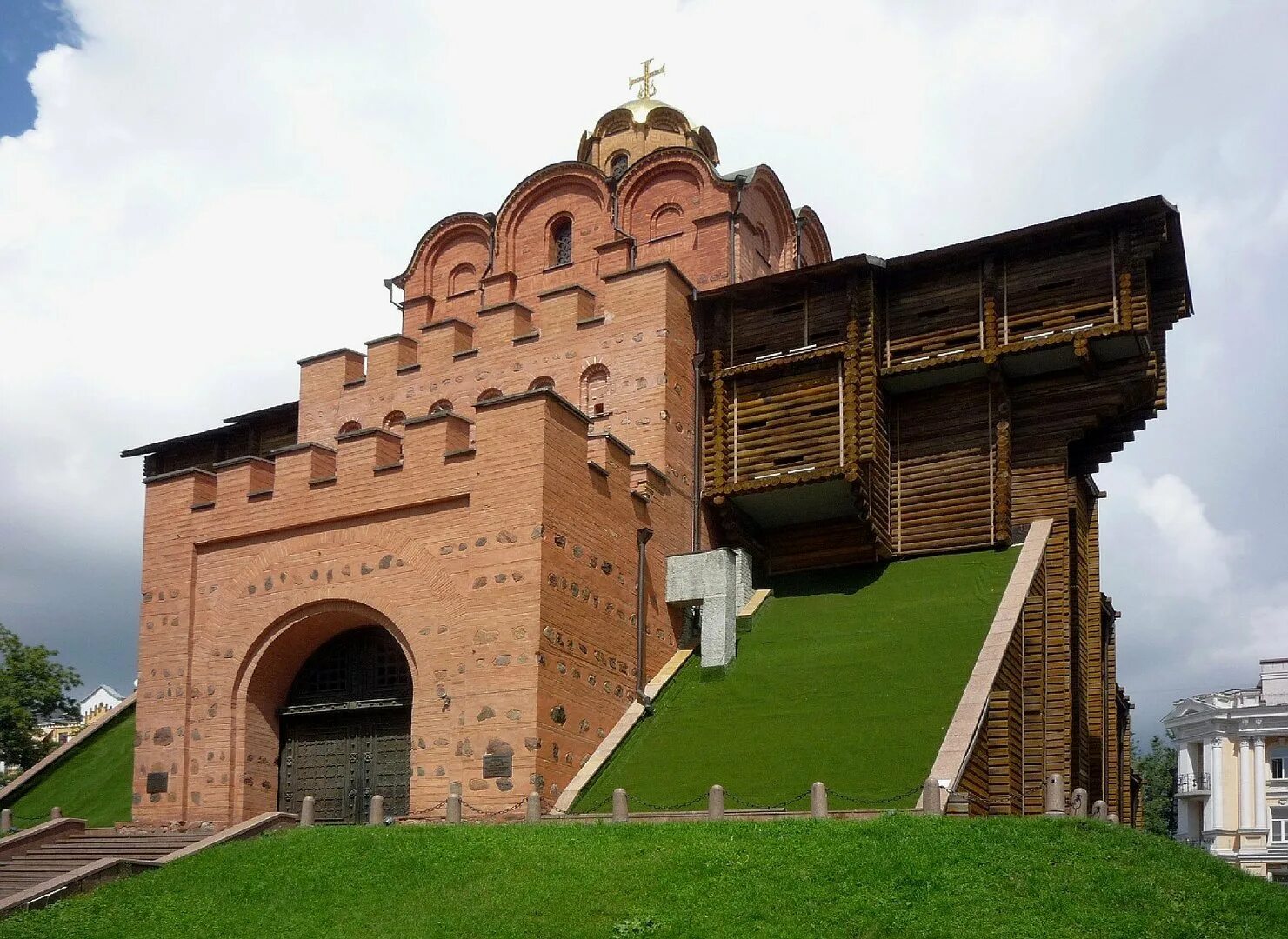 Киевская красные ворота. Станция красные ворота южный вестибюль. Иверская часовня на красной площади. Станция метро золотые ворота киев. ).