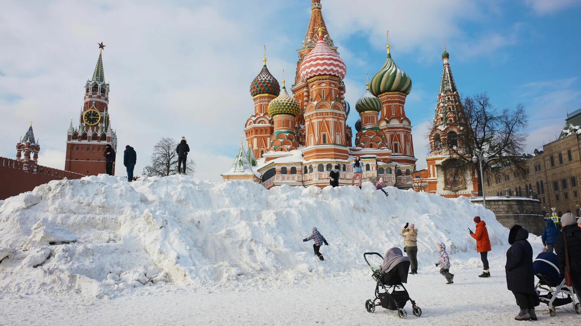 Храм Василия Блаженного в снегу. Сугробы в Москве 2021. Москва зима 2021. Зима в Москве. Что можно увидеть в россии