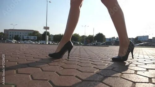 Стук каблуков. Стучал каблуком по столу. Стучали каблучки по мостовой. Туфли city girl. На каблуках по мостовой.