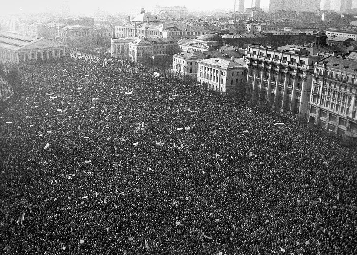 Перед распада. Митинг на Манежной площади 1991. Митинг Москва 1991 Манежная. 1991 Год Манежная площадь. Манежная площадь 1991 митинг площадь Москва.