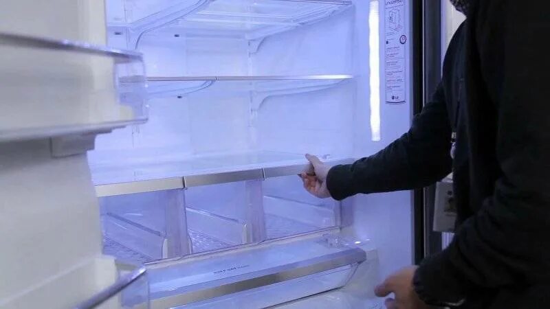 Трещины холодильнике. Полка в холодильник LG no Frost. Пластиковые вставив вхолодильник. Вставка в холодильник. Пластиковая вставка для холодильника.