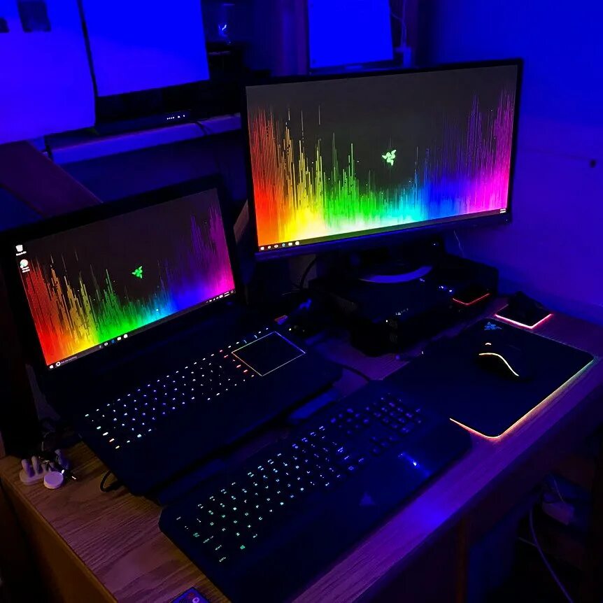 Razer setup. Пк сетап 2019 razer. razer chroma. razer комната пк. игровой стол razer.