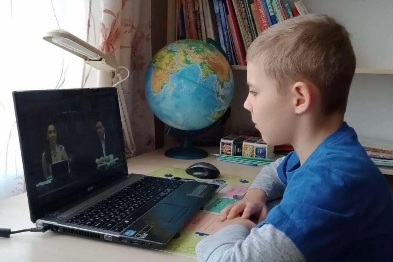 Ребенок учится дистанционно. Дистанционное образование в школе. компьютер для школьников. дистанционные занятия в школе. дистанционный урок в школе.