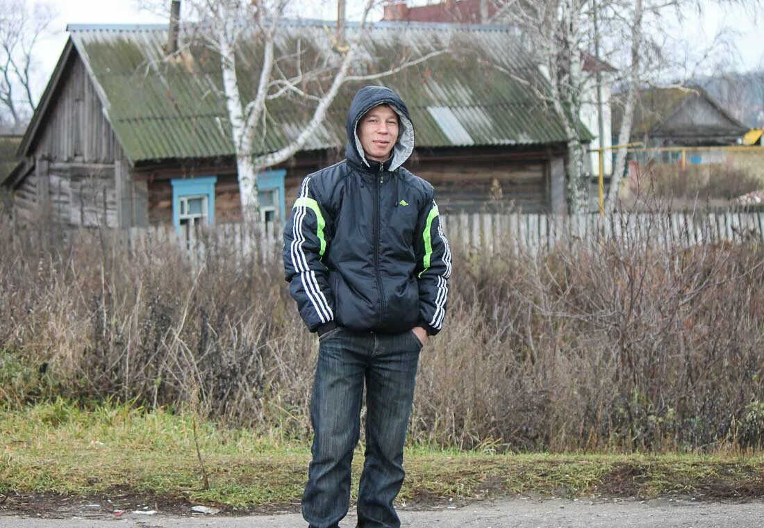 Городской человек в деревне. Деревенские пацаны. Парень в деревне. Пацан с деревни. Парень из глубинки.