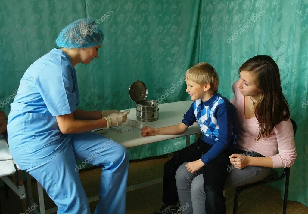 Уколы детям больно в больнице настоящие. Укол в ягодицу детям в больнице. уколы детям в школе в ягодицу.
