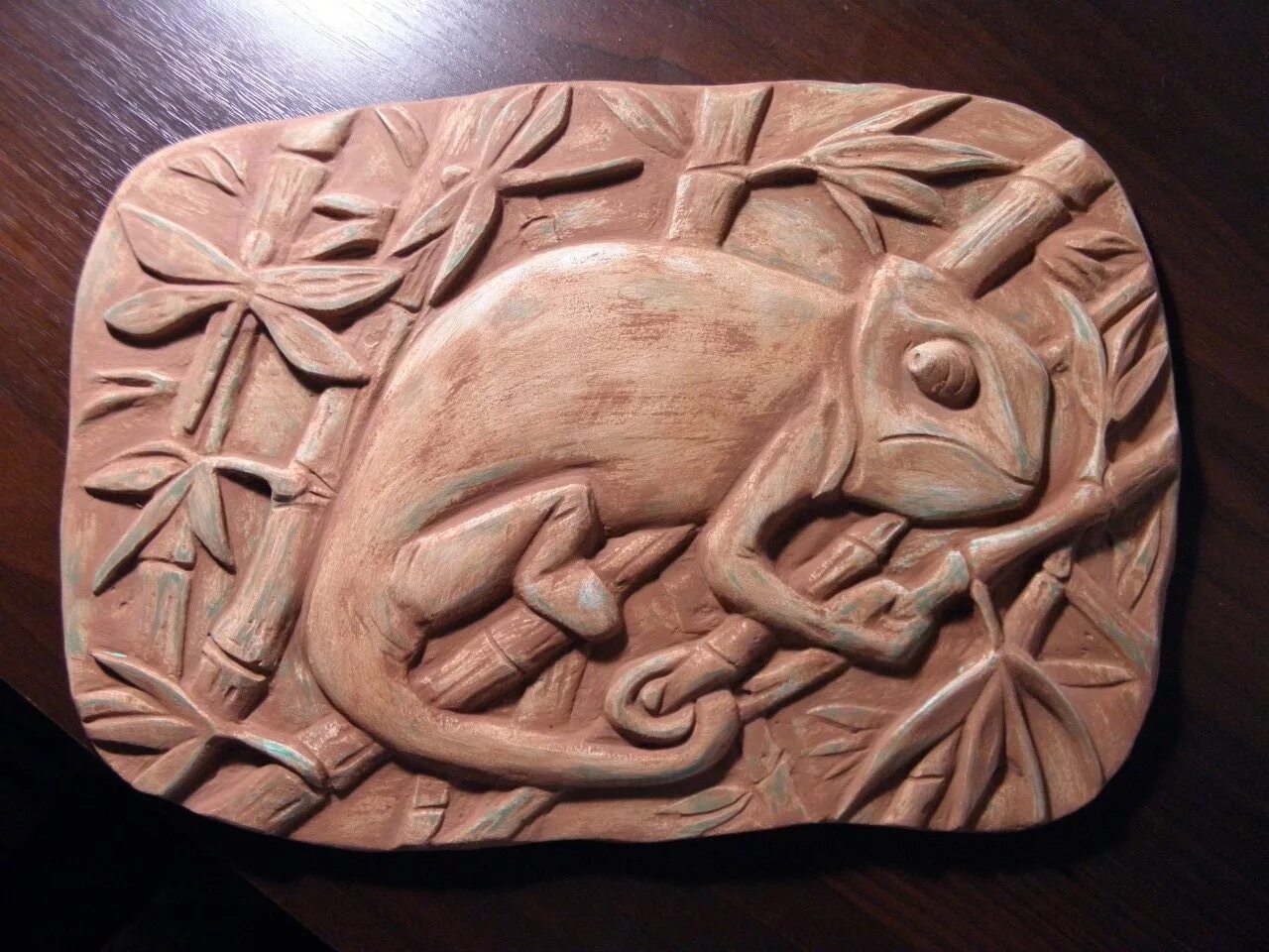 лепка из гипса. барельеф из глины. барельефы животных из дерева. резьба по глине. скульптурное панно из глины.