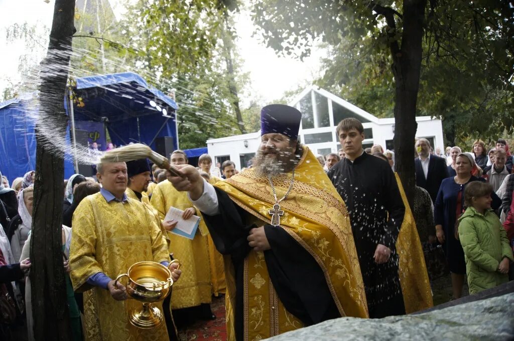 Храм преподобной Евфросинии Московской на Нахимовском проспекте. Храм Ефросиньи Московской Нахимовский проспект. Сквер Евфросинии Московской. Настоятель храма Ефросиньи Московской.