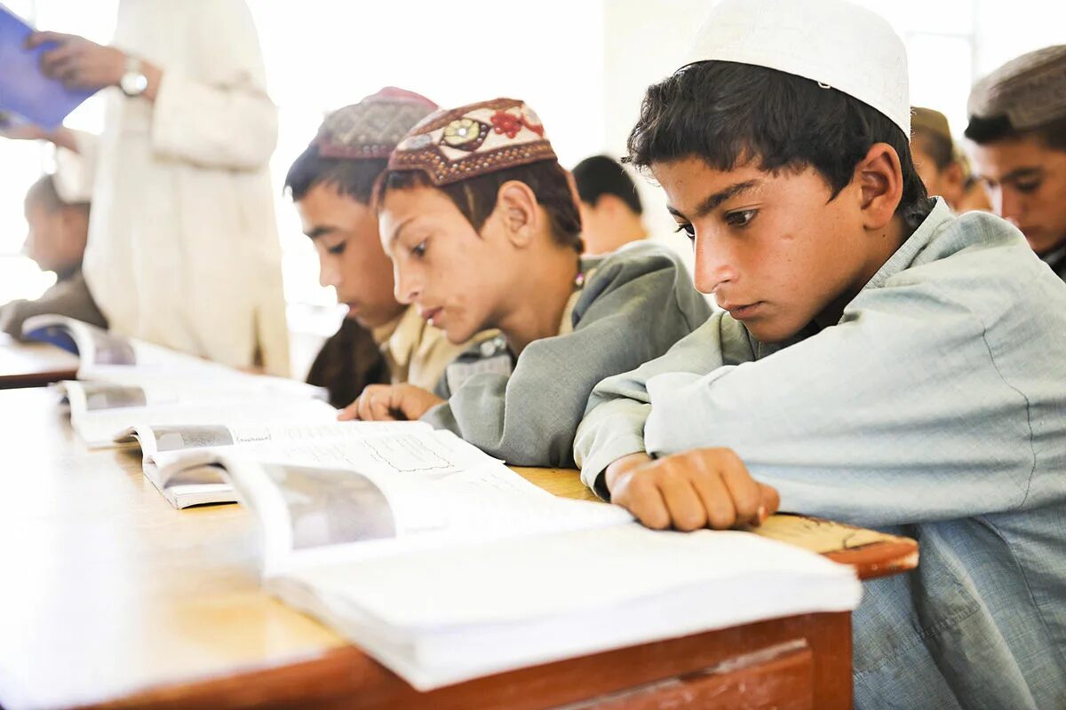 Школа в Афганистане. Афганские школьники. Арабы в школе. Арабские дети в школе. Араб школа