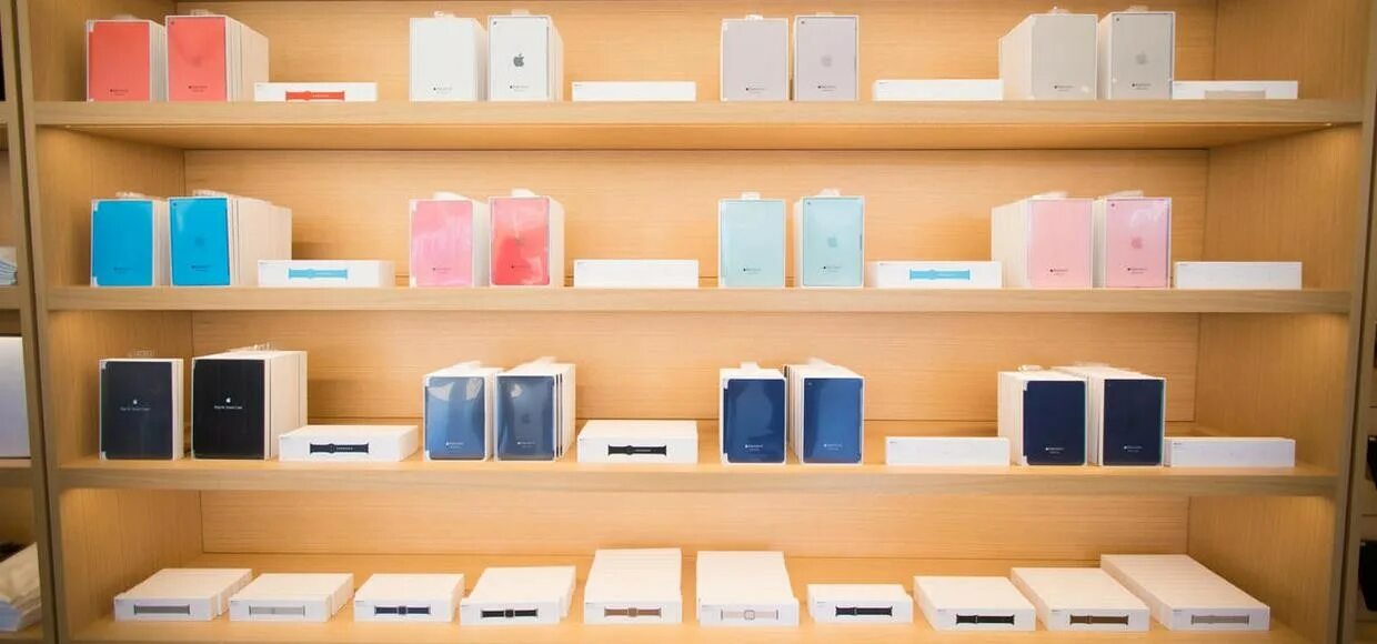 Магазин списанной техники apple за 0. Витрина с айфонами. Iphone на витрине. Витрина Apple Store. Магазин продукции Apple.