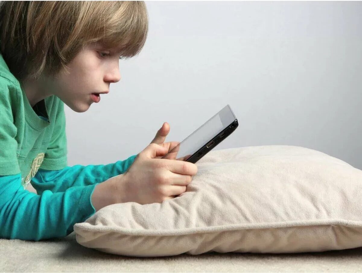 Дети портятся от телефона. Дети портятся от телефона. Влияние телефона на детей. Ребенок с гаджетом в руках. Дети портятся от телефона.