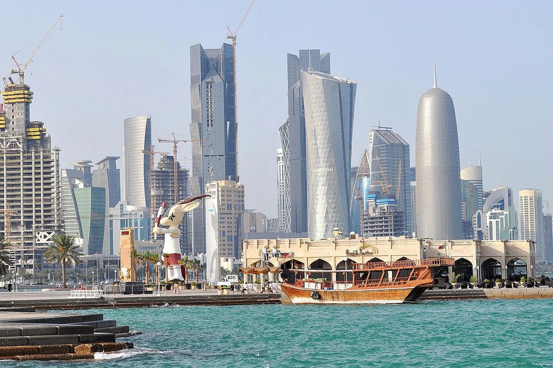 Очень богатые страны. Доха Катар. Катар столица Доха. Доха Корниш Катар. Катар Доха фото.
