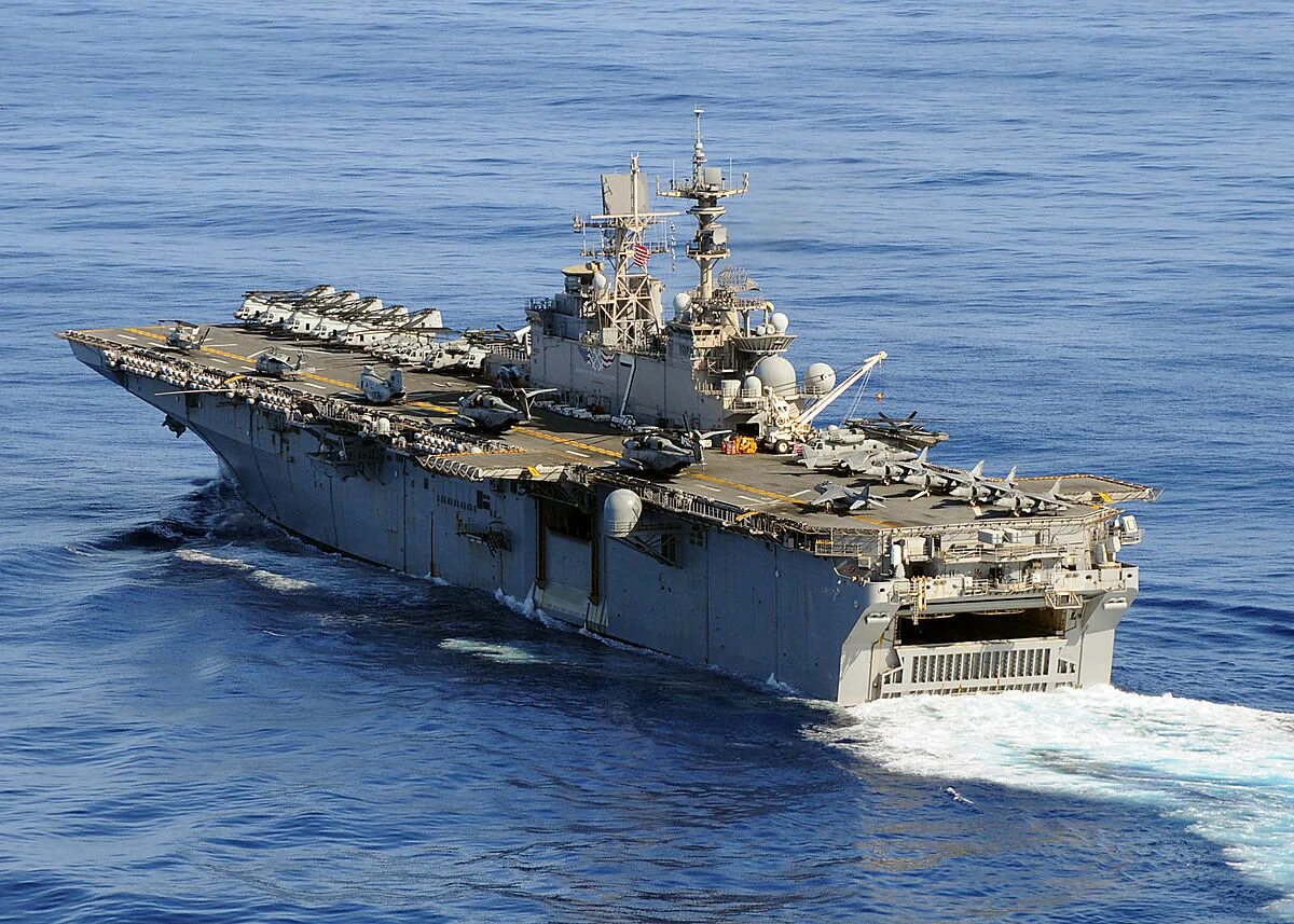 Usa ships. USS Iwo Jima LHD-7. Десантный вертолетоносец Иводзима. USS Iwo Jima корабль. Десантный вертолётоносец "Триполи":.
