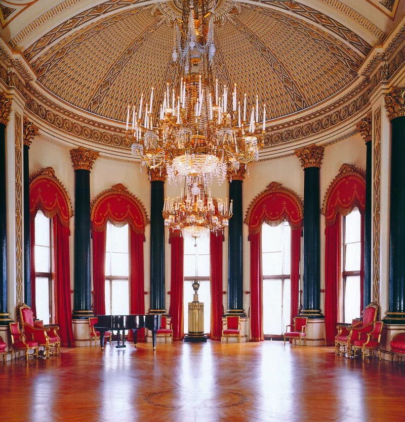 Букингемский дворец интерьеры. Букингемский дворец Дворцовый бальный зал. Тронный зал Букингемского дворца. Бальный зал Букинге́мский дворе́ц.