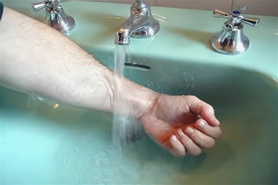 Грязная вода из крана. Вода течет из крана. Плохая вода из крана. Растительное масло в воде. Масло на сковороде.