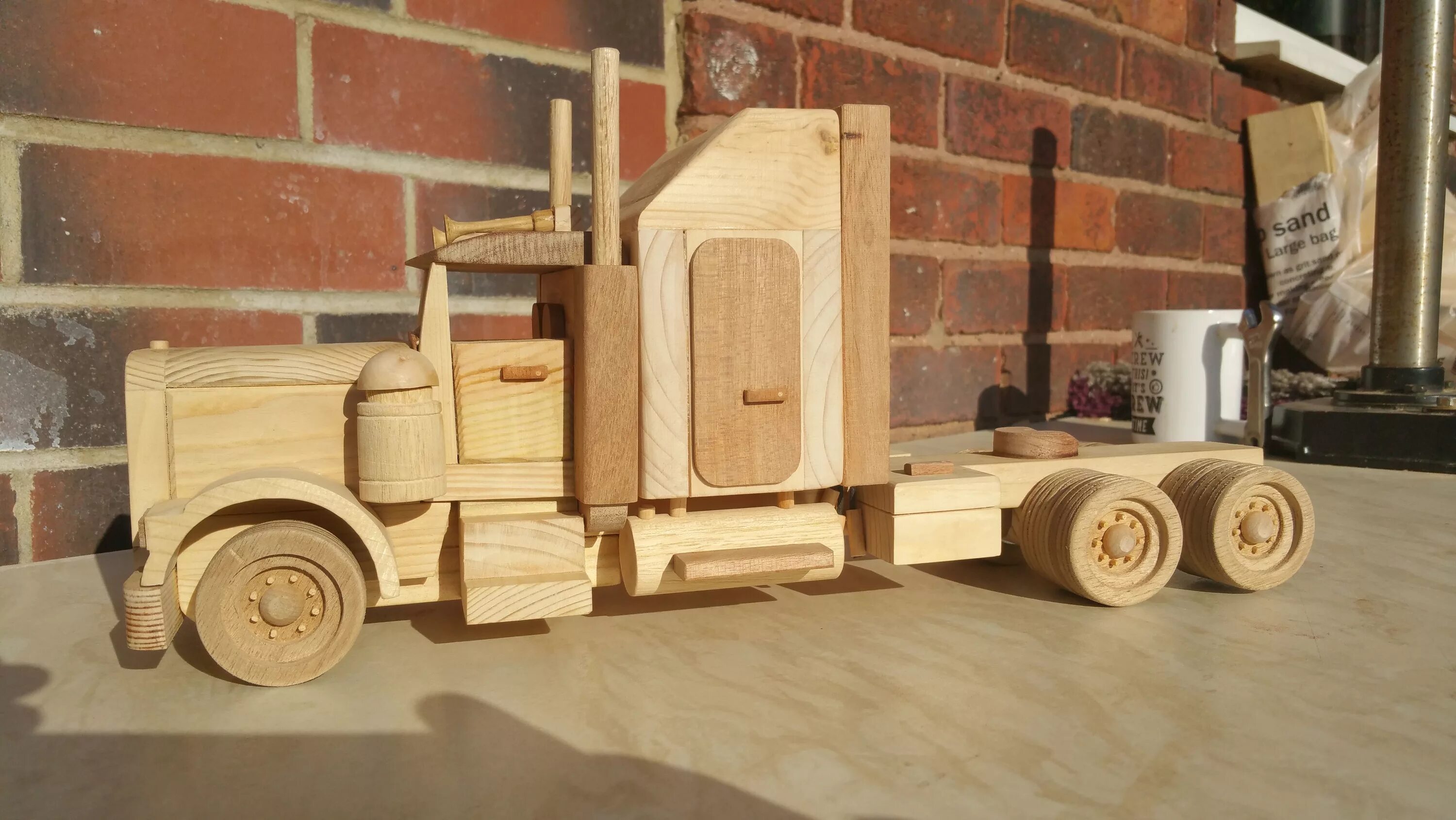 Постройте грузовик. Деревянный грузовик. Грузовик для детей из дерева. Деревянная игрушка "грузовик". Фура из дерева.